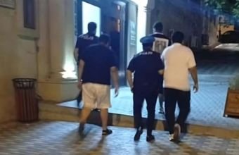 Şəhidlər xiyabanında qeyri-etik videolar çəkən əcnəbilər məhkəmədə Azərbaycan xalqından üzr istəyiblər