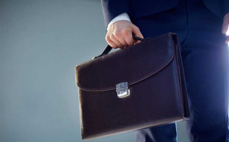 Vəzifəli şəxs dedikdə kim başa düşülür?