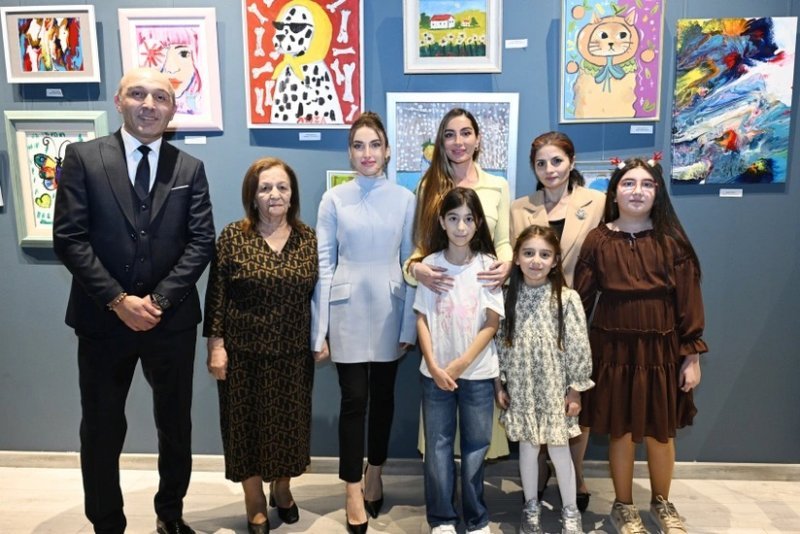 Arzu Əliyeva və Alena Əliyeva "Rənglərdə yaşanan 10 il" mövzusunda keçirilən sərgidə iştirak ediblər