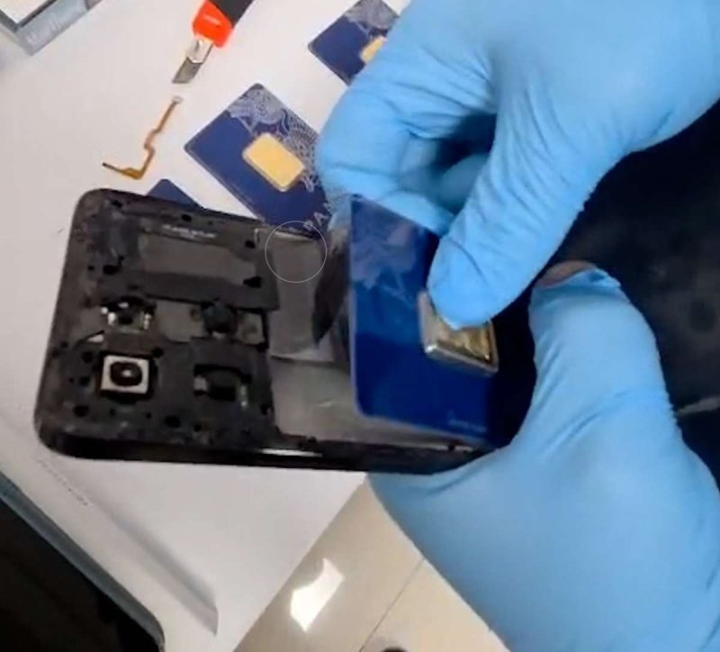 Azərbaycan gömrükçüləri mobil telefonda gizlədilmiş qızıl külçələr aşkarlayıb