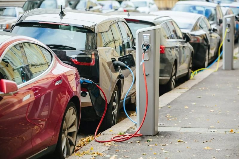 Azərbaycana gətirilən elektromobillərin sayı açıqlanıb