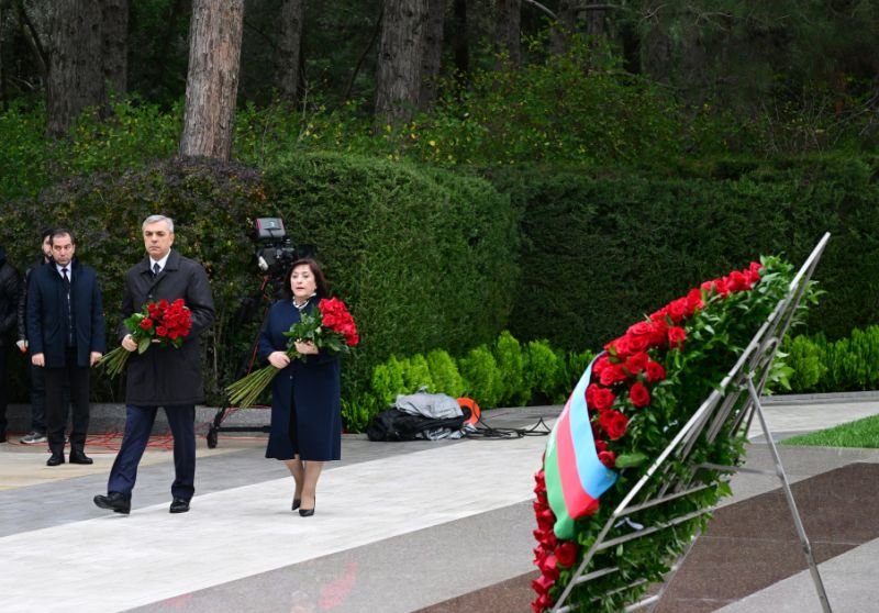 Dövlət və hökumət rəsmiləri Fəxri xiyabanı ziyarət ediblər