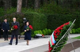 Dövlət və hökumət rəsmiləri Fəxri xiyabanı ziyarət ediblər