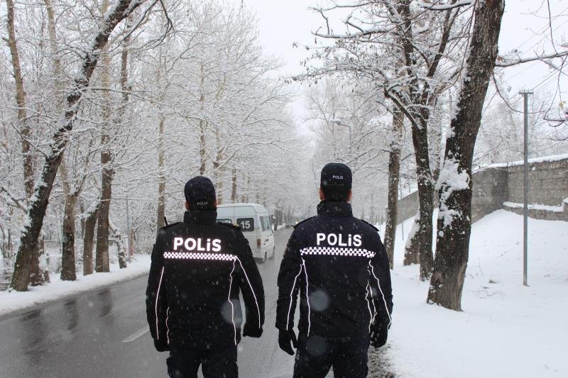 DYP küləkli hava şəraiti ilə bağlı sürücülərə çağırış edib