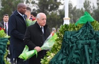 Əli Əsədov Aşqabadda Neytrallıq Abidəsini ziyarət edib