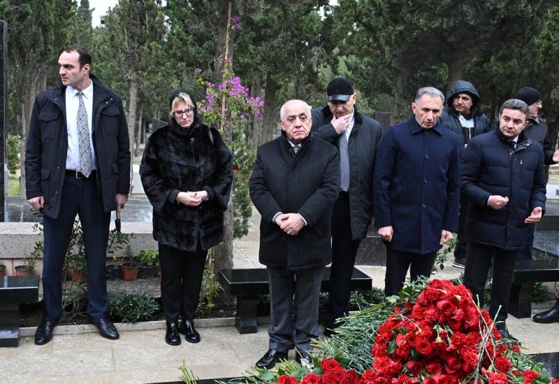 Əli Əsədov AZAL təyyarəsinin həlak olan ekipaj üzvlərinin məzarlarını ziyarət edib