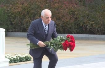 Əli Əsədov Fəxri xiyabanda Heydər Əliyevin məzarını ziyarət edib