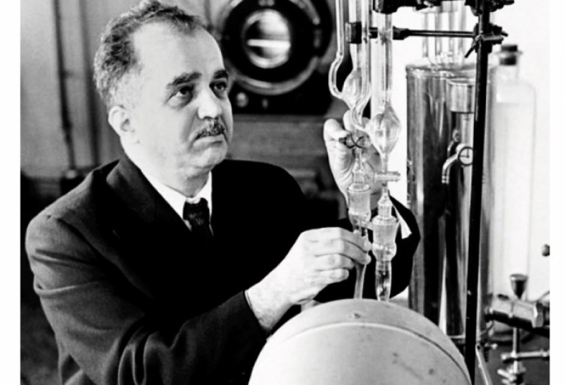 Elmin işığında yanan bir ömür