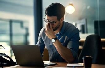 Əmək məzuniyyəti hissələrə bölünərək verilə bilərmi? -