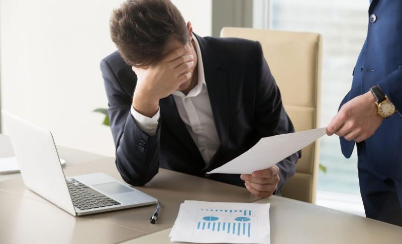 Hansı hallar işçi tərəfindən əmək vəzifələrinin kobud şəkildə pozulması hesab edilir? -