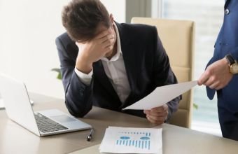 Hansı hallar işçi tərəfindən əmək vəzifələrinin kobud şəkildə pozulması hesab edilir? -