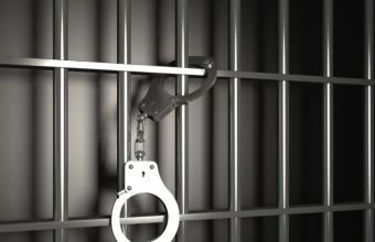 İki ilədək azadlıqdan məhrum etmə nəzərdə tutulan əməllər hansı cinayət qrupuna daxildir? -