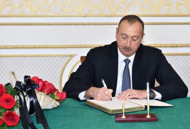 İlham Əliyev Vahid Axundovun vəfatı ilə bağlı nekroloq imzalayıb