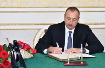 İlham Əliyev Vahid Axundovun vəfatı ilə bağlı nekroloq imzalayıb