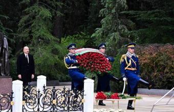 İlham Əliyev və Mehriban Əliyeva Ümummilli Lider Heydər Əliyevin məzarını ziyarət ediblər -