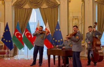 İlham Əliyevlə Robert Fitsonun görüşü zamanı "Qurban olum Azərbaycan" mahnısı ifa edilib