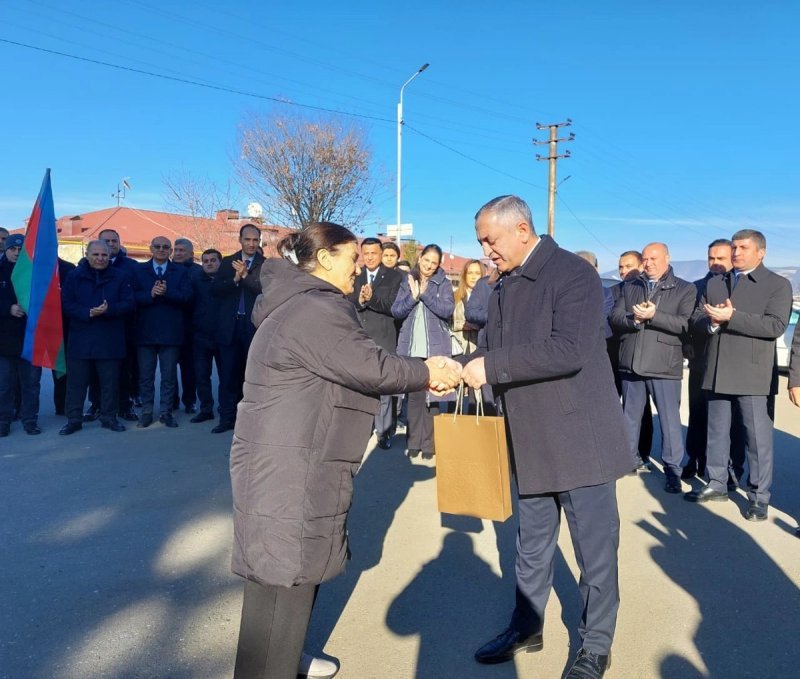 İlk köç karvanı Kərkicahan qəsəbəsinə çatıb, açarlar təqdim olunub -
