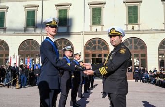 İtaliya Hərbi Dəniz Akademiyasının məzununa Azərbaycan HDQ komandanı adından “Dənizçi kortiki” hədiyyə olunub -