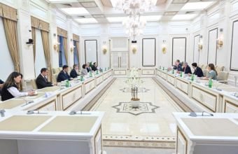 Milli Məclisin sədri Britaniyanın Azərbaycan üzrə ticarət elçisi ilə görüşüb