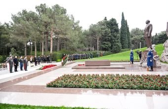 Müdafiə Nazirliyinin rəhbərliyi Ulu Öndərin məzarını ziyarət edib -