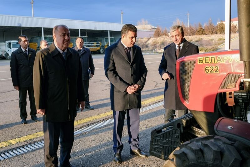 Naxçıvanda yeni kənd təsərrüfatı texnikalarına baxış keçirilib -