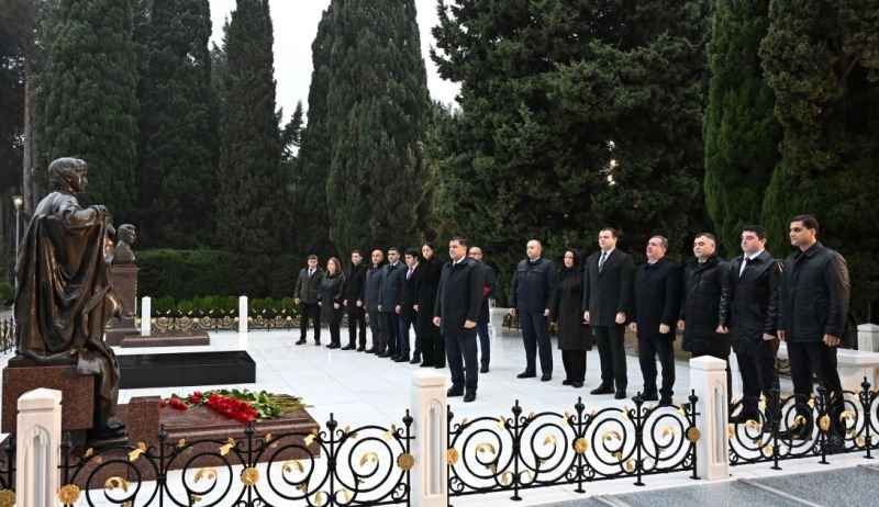 Naxçıvanın Bakıdakı daimi nümayəndəliyinin kollektivi Ulu Öndərin məzarını ziyarət edib -