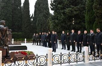 Naxçıvanın Bakıdakı daimi nümayəndəliyinin kollektivi Ulu Öndərin məzarını ziyarət edib -
