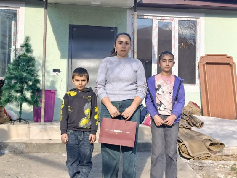 Növbəti köç karvanı Ağdərənin Vəngli kəndinə çatıb, açarlar təqdim edilib -