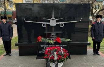 Qroznıda AZAL təyyarəsinin qəzaya uğraması nəticəsində həlak olanların xatirəsinə memorial plitə ucaldılıb