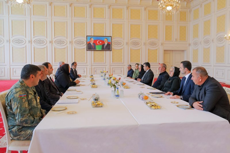 Səlahiyyətli nümayəndə şəhid ailələri üzvləri və qazilərlə görüşüb -