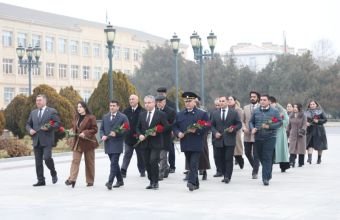 “Yüz il və onun fövqündə bir irs” adlı xatirə sikkəsi Heydər Əliyev Muzeyinə təqdim edilib -