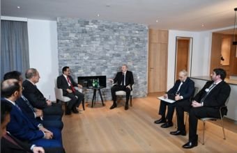 İlham Əliyev Davosda "DP World" şirkətlər qrupunun sədri və icraçı direktoru ilə görüşüb