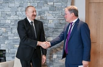 İlham Əliyev Davosda "Vitol" şirkətinin baş icraçı direktoru ilə görüşüb -