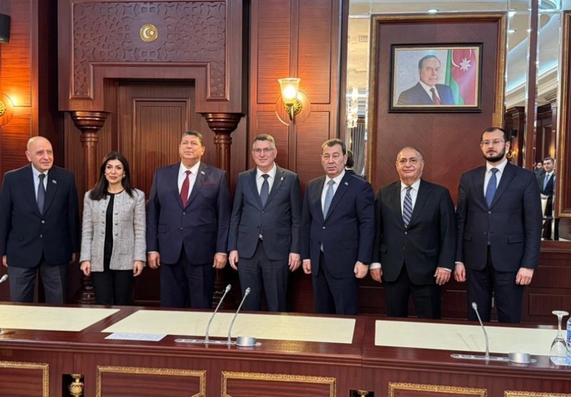 İsrailin xarici işlər naziri Milli Məclisin deputatları ilə görüşüb
