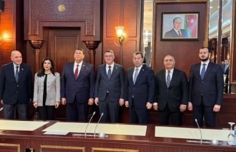 İsrailin xarici işlər naziri Milli Məclisin deputatları ilə görüşüb