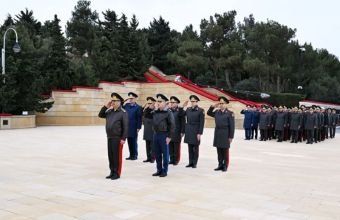 Müdafiə Nazirliyinin rəhbərliyi Şəhidlər xiyabanını ziyarət edib -