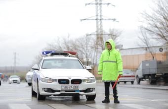 Müşahidə olunan qarlı və şaxtalı hava avtomobil yollarında hərəkəti çətinləşdirir