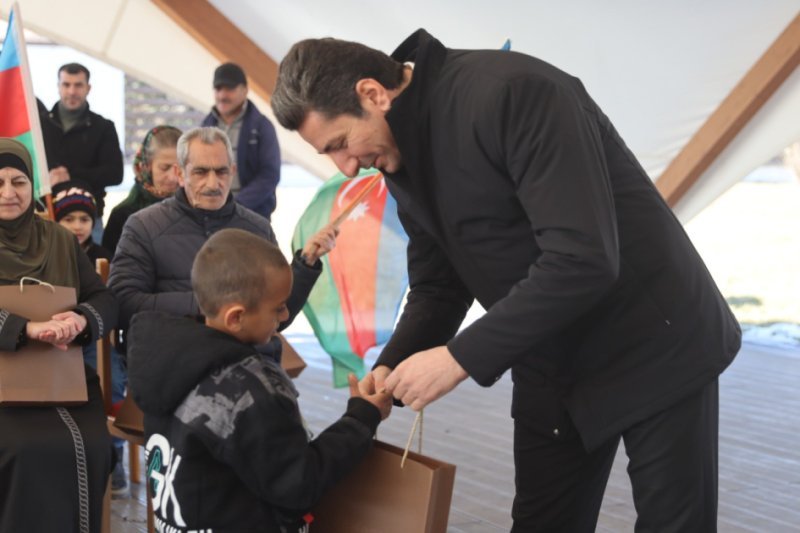 Növbəti köç Badara və Seyidbəyli kəndlərinə çatıb, açarlar təqdim edilib -