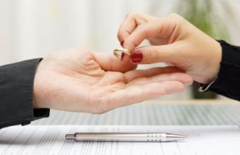 Boşanan zaman təzminat tələb edə bilərəmmi? -