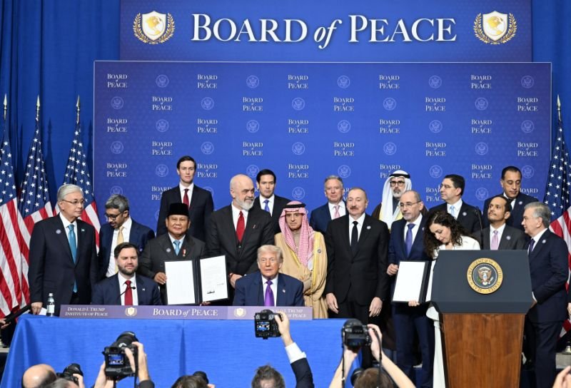 Donald Tramp Sülh Şurasının yekun qətnaməsini imzalayıb