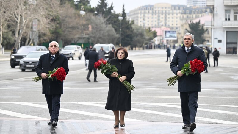 Dövlət və hökumət rəsmiləri Bakıdakı "Ana harayı" abidəsini ziyarət ediblər