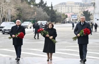 Dövlət və hökumət rəsmiləri Bakıdakı "Ana harayı" abidəsini ziyarət ediblər