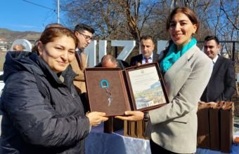 Hadrut və Qırmızı Bazar qəsəbələrinə yeni köçürülən ailələrə açarlar təqdim edilib -