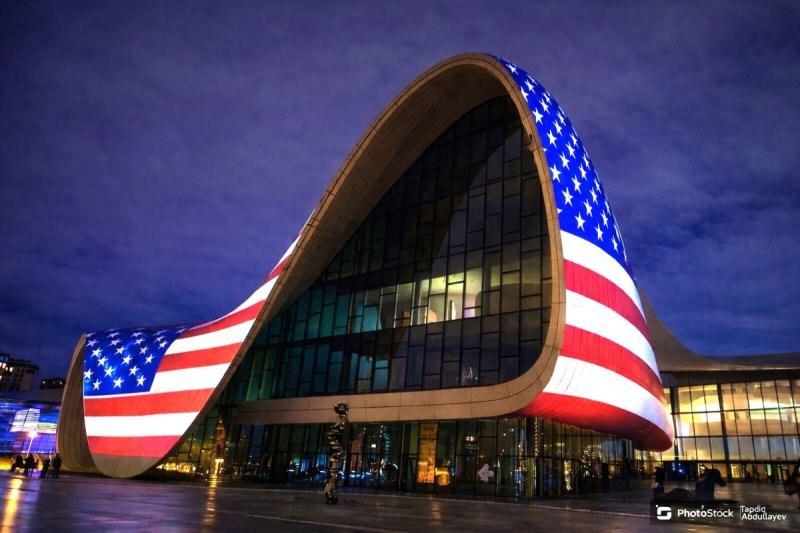 Heydər Əliyev Mərkəzi ABŞ bayrağı ilə işıqlandırılıb