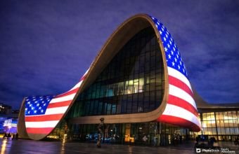 Heydər Əliyev Mərkəzi ABŞ bayrağı ilə işıqlandırılıb