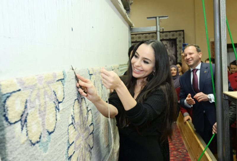 Leyla Əliyeva Şuşa məscidi üçün xalçaların kəsim mərasiminə qatılıb -