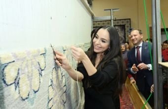 Leyla Əliyeva Şuşa məscidi üçün xalçaların kəsim mərasiminə qatılıb -