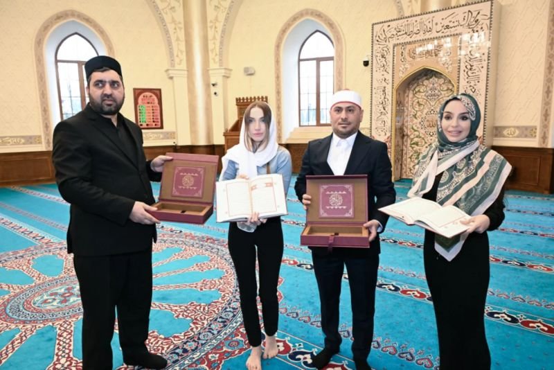 Leyla Əliyeva və Alena Əliyeva Cümə məscidini ziyarət ediblər -