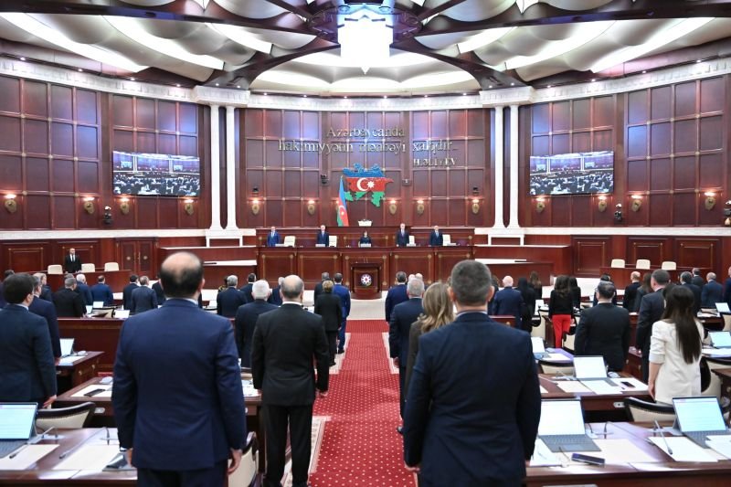 Milli Məclisdə Xocalı soyqırımı qurbanlarının xatirəsi bir dəqiqəlik sükutla yad edilib