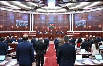 Milli Məclisdə Xocalı soyqırımı qurbanlarının xatirəsi bir dəqiqəlik sükutla yad edilib